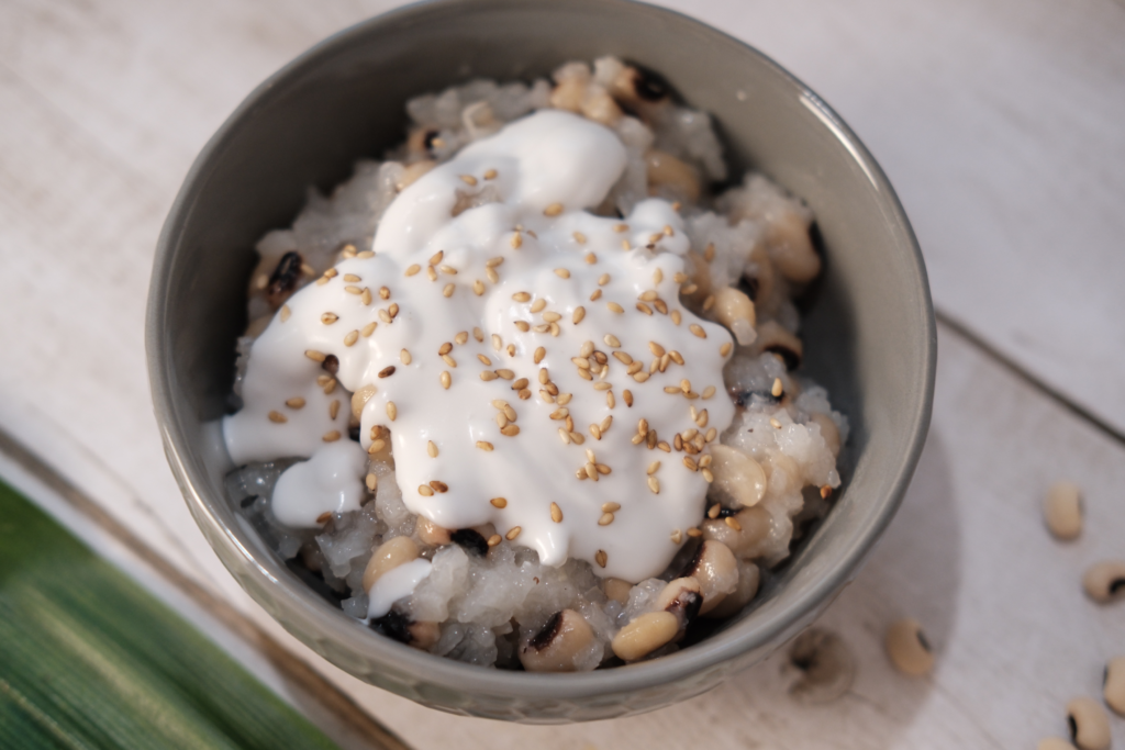Instant Pot Black Eyed Peas with Sticky Rice (Che Dau Trang)
