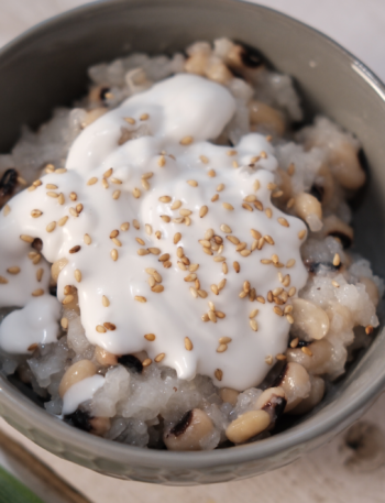 Instant Pot Black Eyed Peas with Sticky Rice (Che Dau Trang)